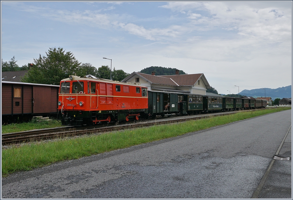 Die ÖBB 2095.13 der BWB ist mit ihrem Zug in Schwarzenberg Bf. zur Rückfahrt nach Bezau bereit.
9. Juli 2017 