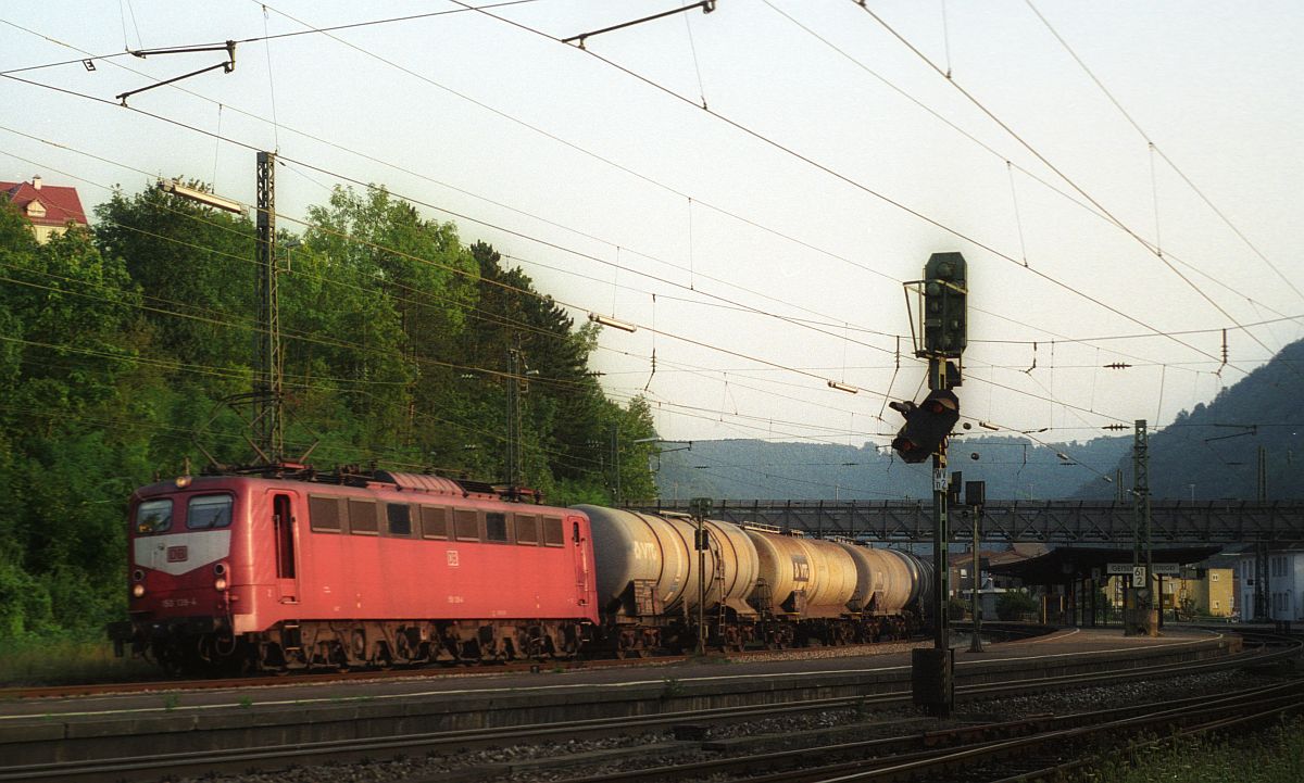 Die orientrote DB E 50 139 / 150 139-4 durchfährt mit ihrem Kesselwagenzug den Bahnhof Geislingen (Steige) in Richtung Stuttgart am heißen 24.08.2001