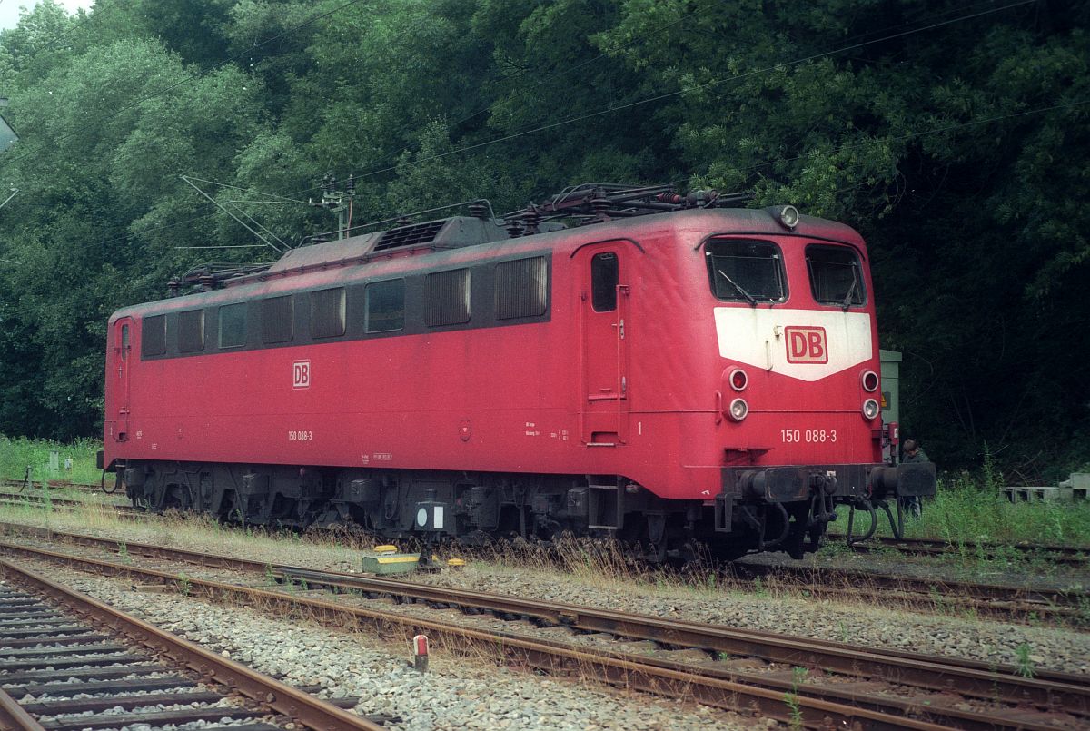 Die orientrote E 50 088 / 150 088-3 ist in Horb Gbf abgestellt, 28.07.1998