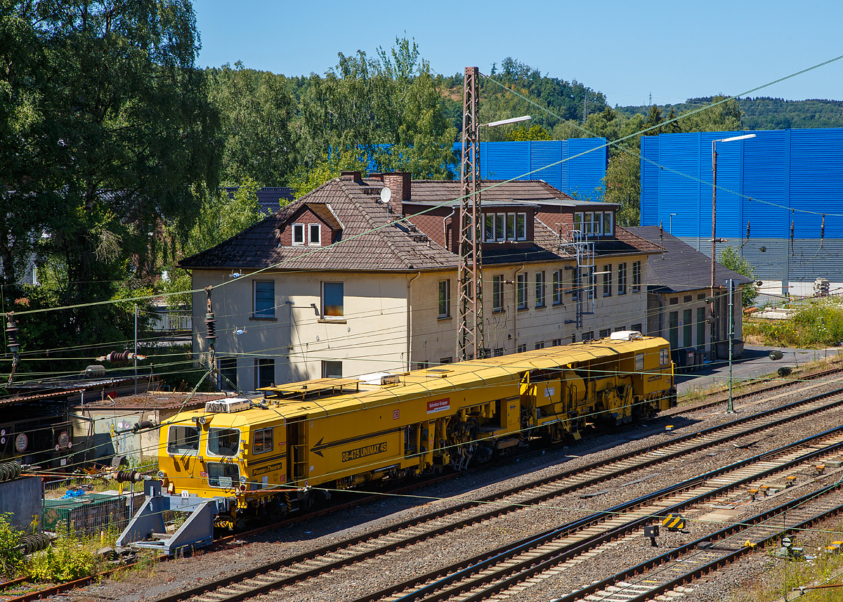 
Die Plasser & Theurer Universalstopfmaschine 08-475 Unimat 4S, Schweres Nebenfahrzeug Nr. 97 43 42 003 17-1, USM 833 der DB Bahnbau Gruppe ist am 08.07.2018 in Kreuztal abgestellt.

Die USM 08-475 Unimat 4S wurde 2000 von Plasser & Theurer unter der Fabriknummer 1161 gebaut.

Die Maschine ist eine halbautomatisch arbeitende Nivellier-, Hebe-, Richt- und Stopfmaschinen. Sie dienen zum Stopfen von Gleise und Weichen. Zudem hat diese Maschine hier ein Kehreinrichtung und Schottersilo (eine optionale Zusatzausrüstung), so muss keine zusätzliche Schotterplaniermaschine eingesetzt werden.

TECHNISCHE DATEN:
Spurweite: 1.435 mm (Normalspur)
Anzahl der Achsen: 6 davon 2 angetrieben
Achsfolge: B' 2' +1´+1´
Länge über Puffer: 35.760 mm
Drehzapfenabstand/Achsabstand: 14.000 mm / 9.000 mm
Achsabstand im Drehgestell: 1.800 mm
Eigengewicht: 110.000 kg
Zul. Anhängelast: 60 t
Zur Mitfahrt zugel. Personenzahl: 8
Kleister befahrbarer Gleisbogen: R = 120 m
Höchstgeschwindigkeit: 100 km/h
Zugelassen für Streckenklasse: C2 oder höher
