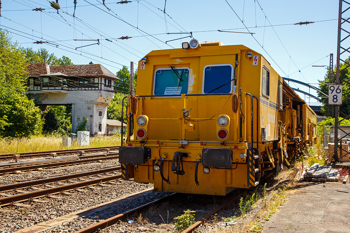 
Die Plasser & Theurer Universalstopfmaschine 08-475 Unimat 4S, Schweres Nebenfahrzeug Nr. 97 43 42 003 17-1, USM 833 der DB Bahnbau Gruppe ist am 08.07.2018 in Kreuztal abgestellt.

Die USM 08-475 Unimat 4S wurde 2000 von Plasser & Theurer unter der Fabriknummer 1161 gebaut.

Die Maschine ist eine halbautomatisch arbeitende Nivellier-, Hebe-, Richt- und Stopfmaschinen. Sie dienen zum Stopfen von Gleise und Weichen. Zudem hat diese Maschine hier ein Kehreinrichtung und Schottersilo (eine optionale Zusatzausrstung), so muss keine zustzliche Schotterplaniermaschine eingesetzt werden.

TECHNISCHE DATEN:
Spurweite: 1.435 mm (Normalspur)
Anzahl der Achsen: 6 davon 2 angetrieben
Achsfolge: B' 2' +1´+1´
Lnge ber Puffer: 35.760 mm
Drehzapfenabstand/Achsabstand: 14.000 mm / 9.000 mm
Achsabstand im Drehgestell: 1.800 mm
Eigengewicht: 110.000 kg
Zul. Anhngelast: 60 t
Zur Mitfahrt zugel. Personenzahl: 8
Kleister befahrbarer Gleisbogen: R = 120 m
Hchstgeschwindigkeit: 100 km/h
Zugelassen fr Streckenklasse: C2 oder hher
