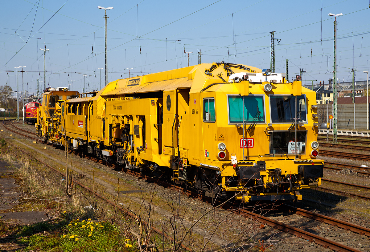 
Die die Plasser & Theurer Universalstopfmaschine UNIMAT 09 - 16 / 4S (Schweres Nebenfahrzeug Nr. 97 43 51 001 17-3)  USM 651  „Yellow Submarine“, sowie die Plasser & Theurer Universalschotterplaniermaschine USP 2000 SWS (Schweres Nebenfahrzeug Nr. 97 16 32 004 17-4)  SSP 682 „Hot Sweeper“, beide von der DB Bahnbau Gruppe, sind am 11.04.2016 beim Bahnhof Troisdorf abgestellt.

Ehemals gehörte die Maschinen der DB Netz AG, Maschinenpool (Netz Instandhaltung).

Die Universalstopfmaschine mit der internen DB Bezeichnung USM 651 wurde 2002 von Plasser & Theurer in Linz (A) unter der Fabriknummer 3023 gebaut. Die Universalschotterplaniermaschine (Schotterpflug) mit der internen DB Bezeichnung SSP 682 wurde 2001 von Plasser & Theurer unter der Fabriknummer 711 gebaut. 
