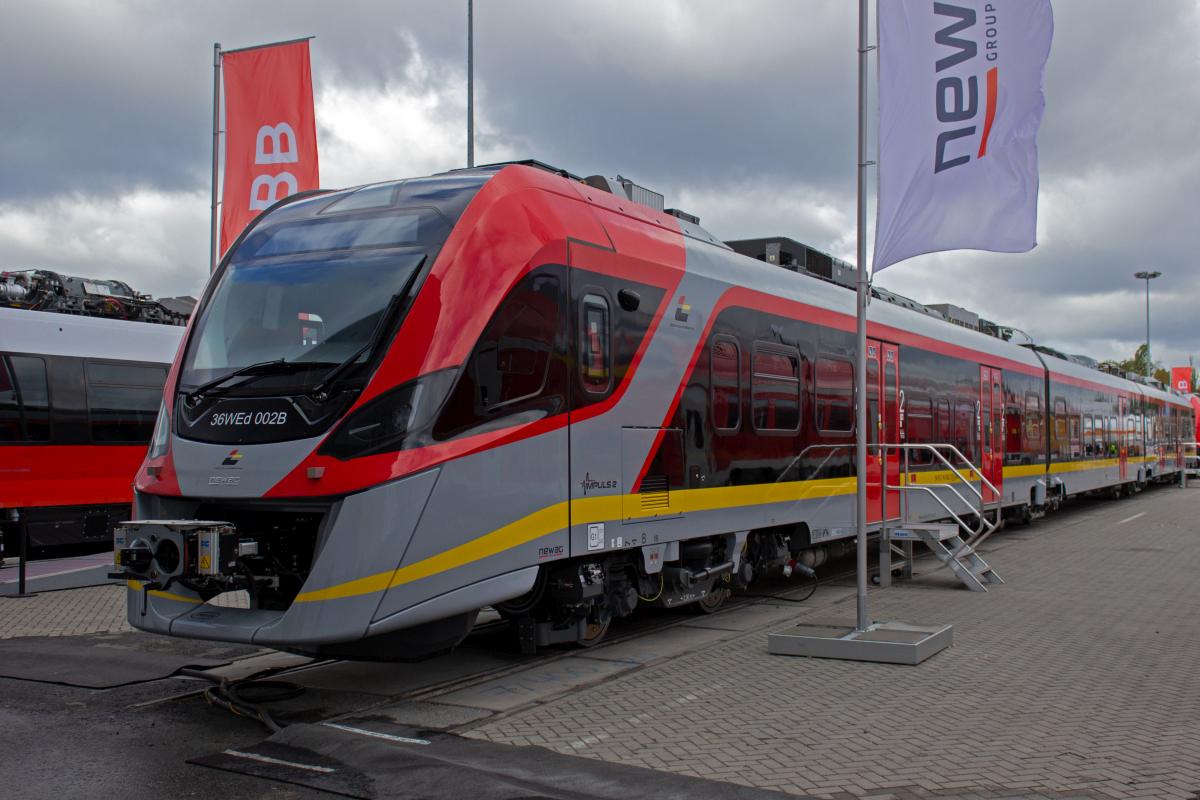 Die polnische Bahngesellschaft Łdzka Kolej Aglomeracyjna beschafft derzeit 14 Triebzge des Typs Impuls II von Newag. 36WEd-002 schaute vorher auf der Innotrans vorbei.