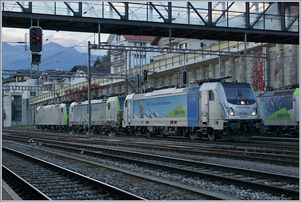 Die Railpool 187 005-4 vor den beiden BLS Loks Re 475 und 485 in Spiez. 
10 Okt. 2018