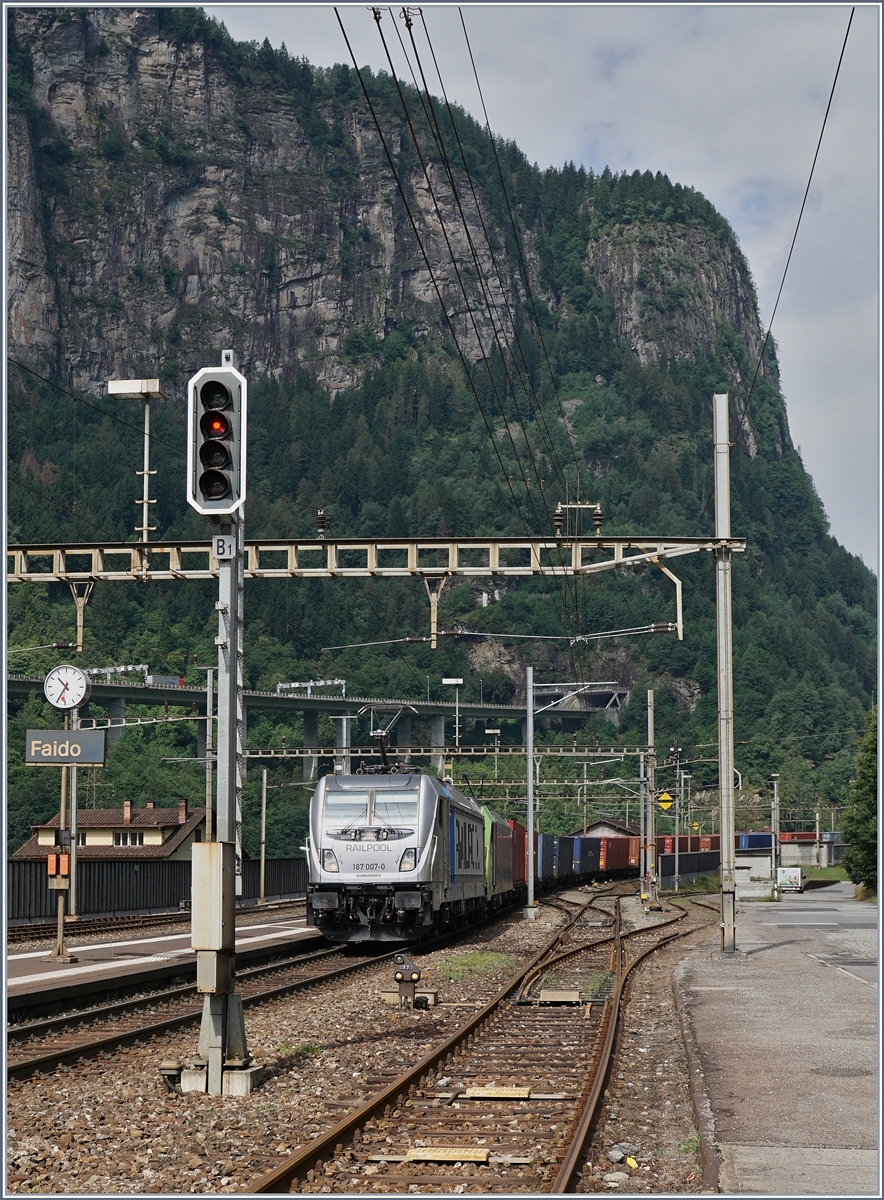 Die Railpool 187 007-0 und eine BLS Lok erreichen mit einem Güterzug Faido.
21. Juli 2016