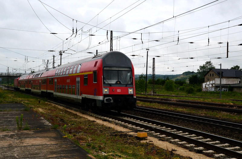 Die RB 16311 von Eisenach nach Halle (S) Hbf, geschoben von der DB 143 098-2, am 20.06.2015 bei der Einfahrt in Naumburg Hbf. (Foto: Thomas Fritzsche)