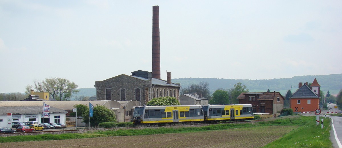 Die RB 34876 von Naumburg Ost nach Wangen, am 27.04.2014 am Bahn�bergang in H�he der fr�heren Zuckerfabrik in Laucha. (Foto: G�nther G�bel)