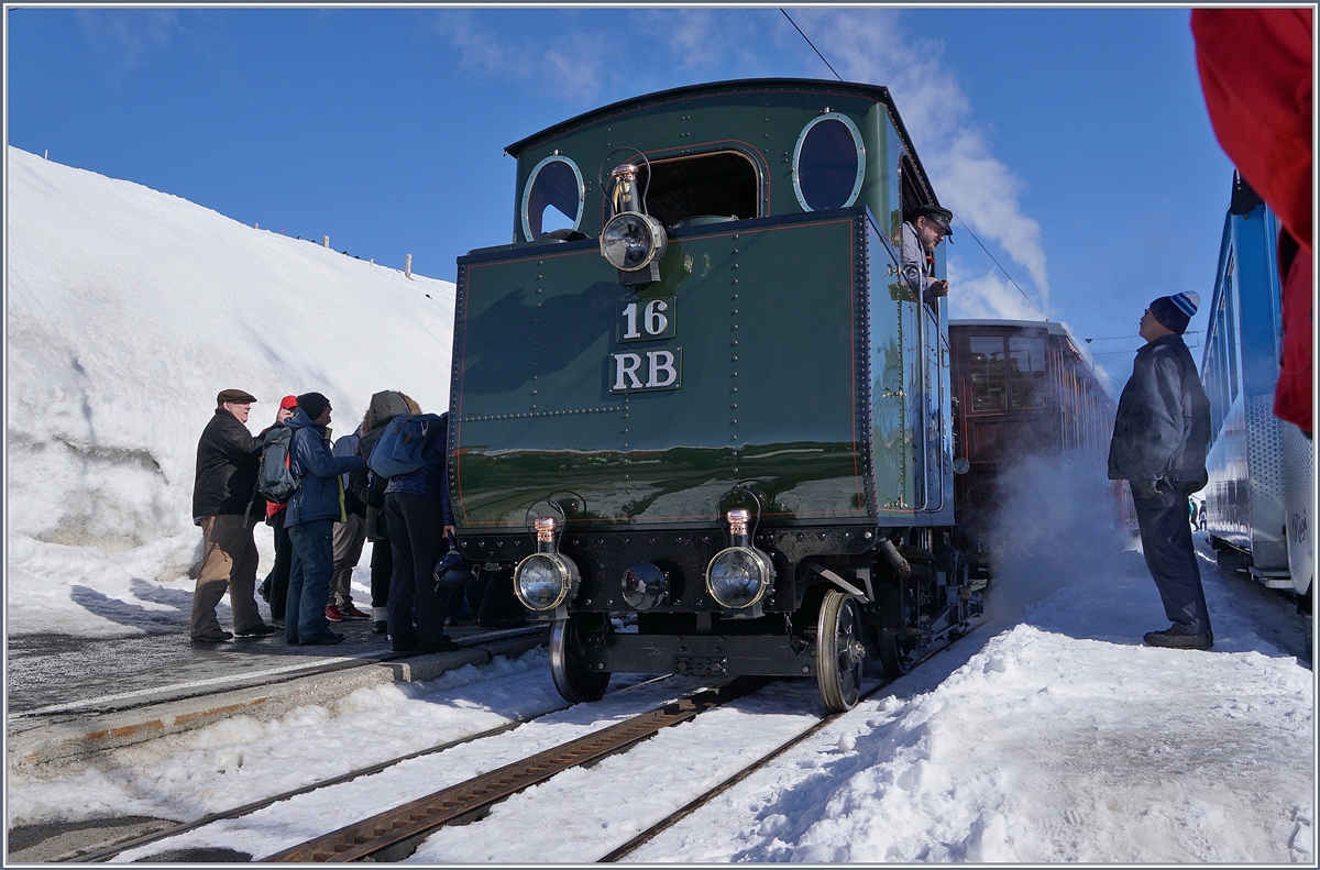 Die RB H 2/3 N° 16 hat nach der anstrengenden Bergfahrt die Gipfelstation Rigi Kulm  erreicht. Die Dampflok brauchte für die Bergfahrt ca 450 kg Kohle und rund 2000Liter Wasser.  
Die H 2/3 N°§ 16 wurde 1923 in Betrieb genommen,  von SLM Winterthur gebaut und kostete damals Fr. 83'585.35.
24. Februar 2018