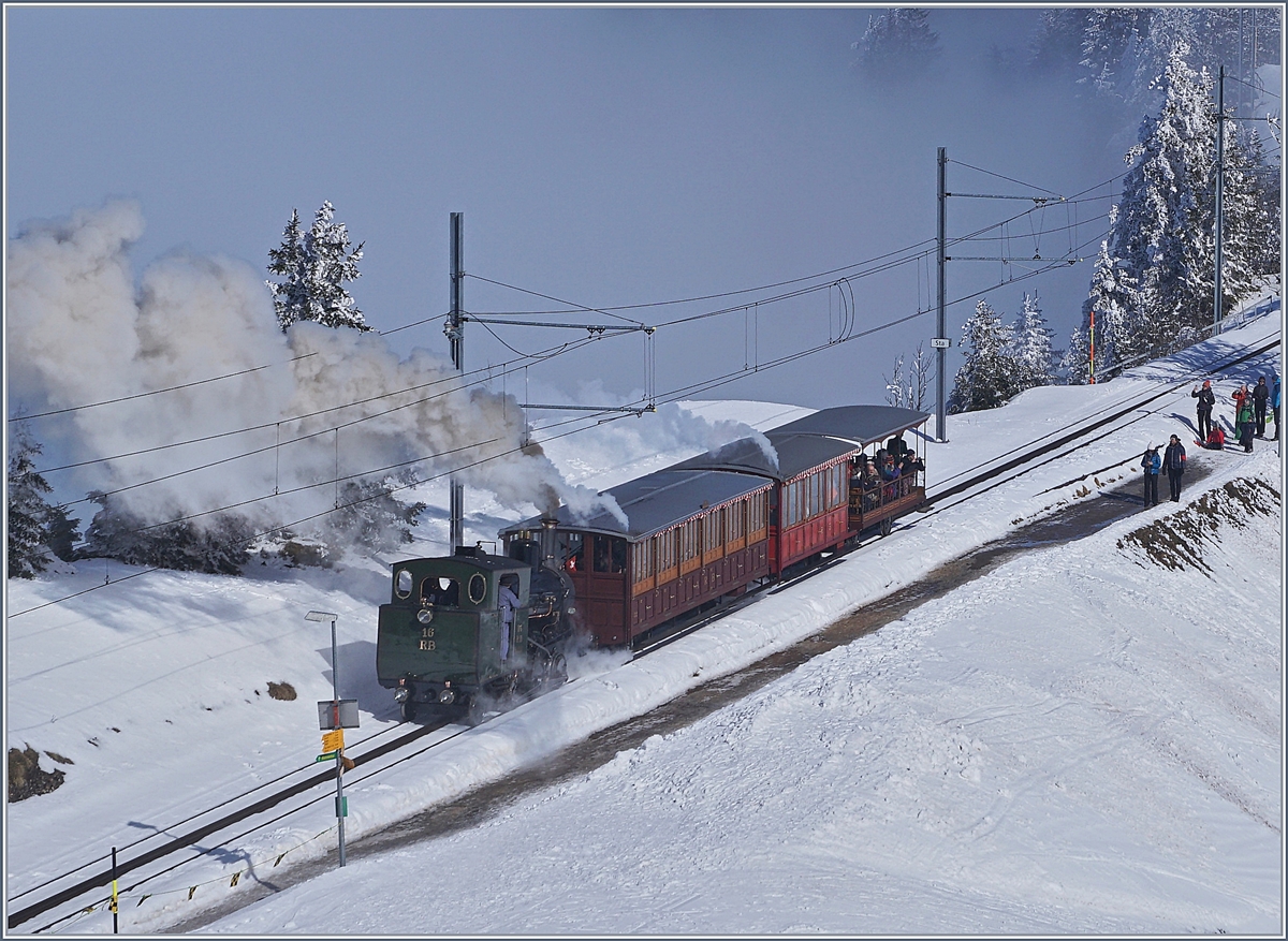 Die RB H 2/3 N° 16 erreich nach der anstrengenden Bergfahrt Rigi Staffel bis zur Gipfelstation ist es nicht mehr weit. Die Dampflok brauchte für die Bergfahrt ca 450 kg Kohle und rund 2000 Liter Wasser. Die H 2/3 N°§ 16 wurde 1923 in Betrieb genommen, von SLM Winterthur gebaut und kostete damals Fr. 83'585.35.
24. Februar 2018