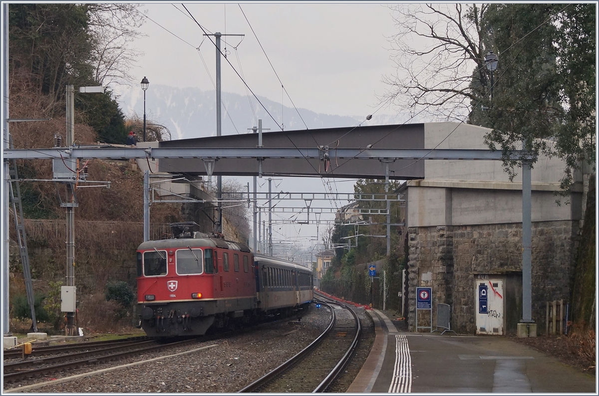 Die Re 4/4 II 11194 (und der Re 474 11197 an der Zugsspizte) verlassen mit ihrem Dispozug Vevey in Richtung Wallis.

30. Januar 2020