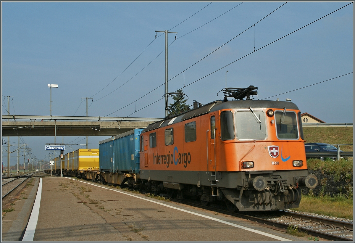 Die Re 4/4 II 11320 in der  Interregio Cargo  Lackierung mit einem Postzug nach Daillens bei der Durchfahrt in Charonay.
31. Okt. 2011