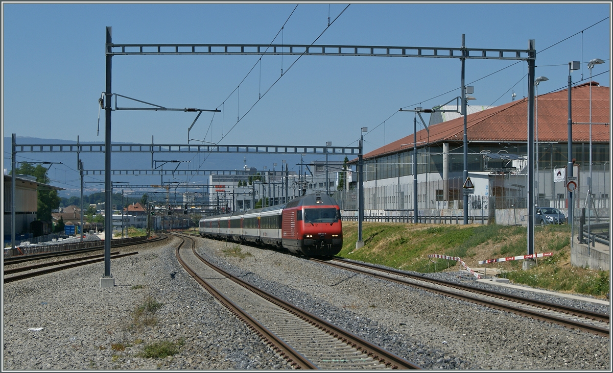 Die Re 460 027-6 ist mit einem IR Richtung Luzern unterwegs.
Während der Bahnhof Malley-Prilly bereits vier Gleise aufweist (in der linken Bildseite zu erkennen), erfolgt der Umbau von drei auf vier Gleise Richtung Rennes erst jezt.
