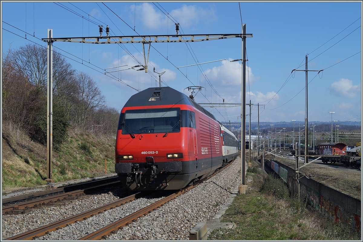 Die Re 460 053-2 mit einem IR Brig - Genève Aéroport in Lonay-Préveranges.
5. März 2014