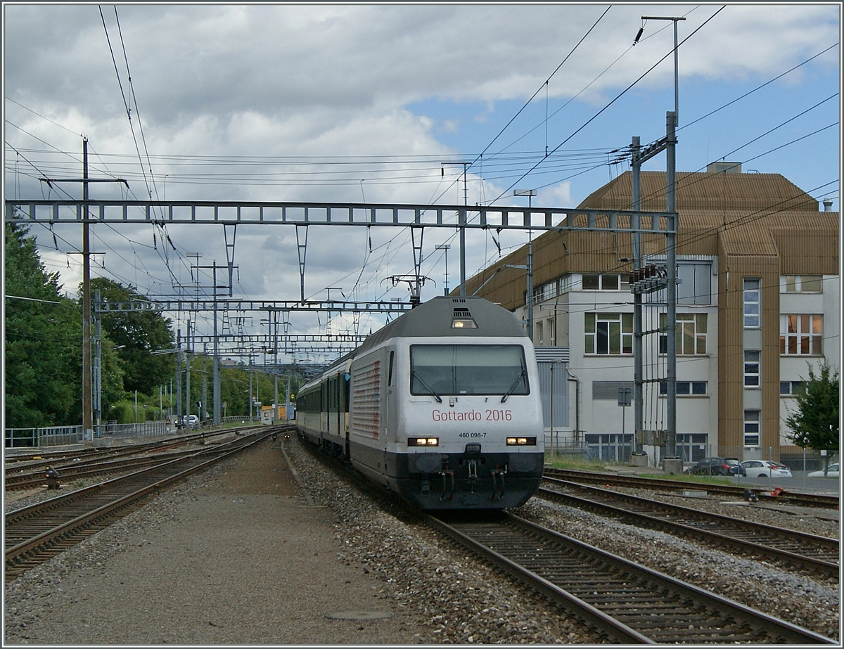 Die Re 460 098-7 wirbt für den Gotthardbasistunnel. 
Morges, den 27. Juli 2015