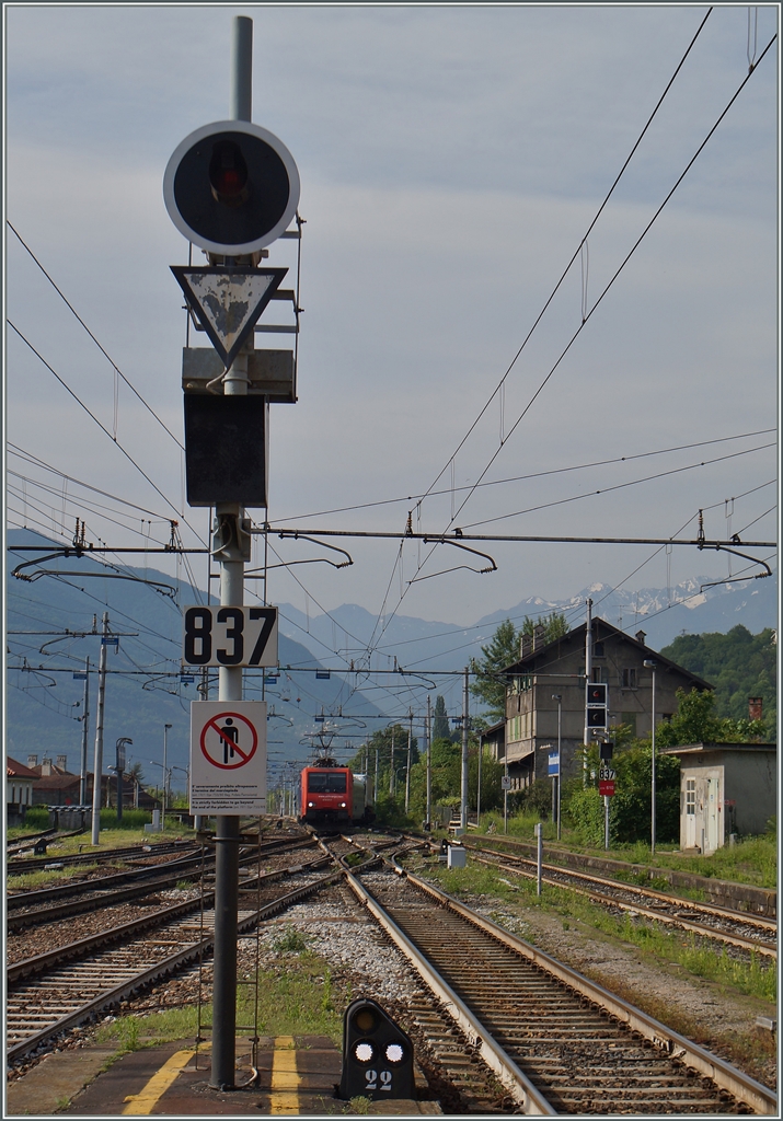 Die Re 474 017 und 003 treffen mit einer RoLa von Novara nach Freiburg in Domodossola ein. 13. Mai 2015