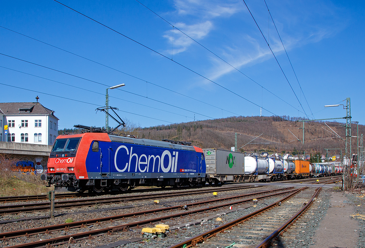 Die Re 482 015-5 „ChemOil“ (91 85 4482 014-8 CH-SBBC) der SBB Cargo AG fährt am 29.03.2021, mit einem HUPAC-KLV/Container-Zug durch Niederschelden in Richtung Köln.

Die TRAXX F140 AC1 wurde 2003 von Bombardier in Kassel unter der Fabriknummer  33563 gebaut und an die SBB Cargo AG geliefert. Sie hat die Zulassungen und Zugbeeinflussungssysteme für die Schweiz und Deutschland. Zurzeit ist sie an die SBB Cargo International AG vermietet.