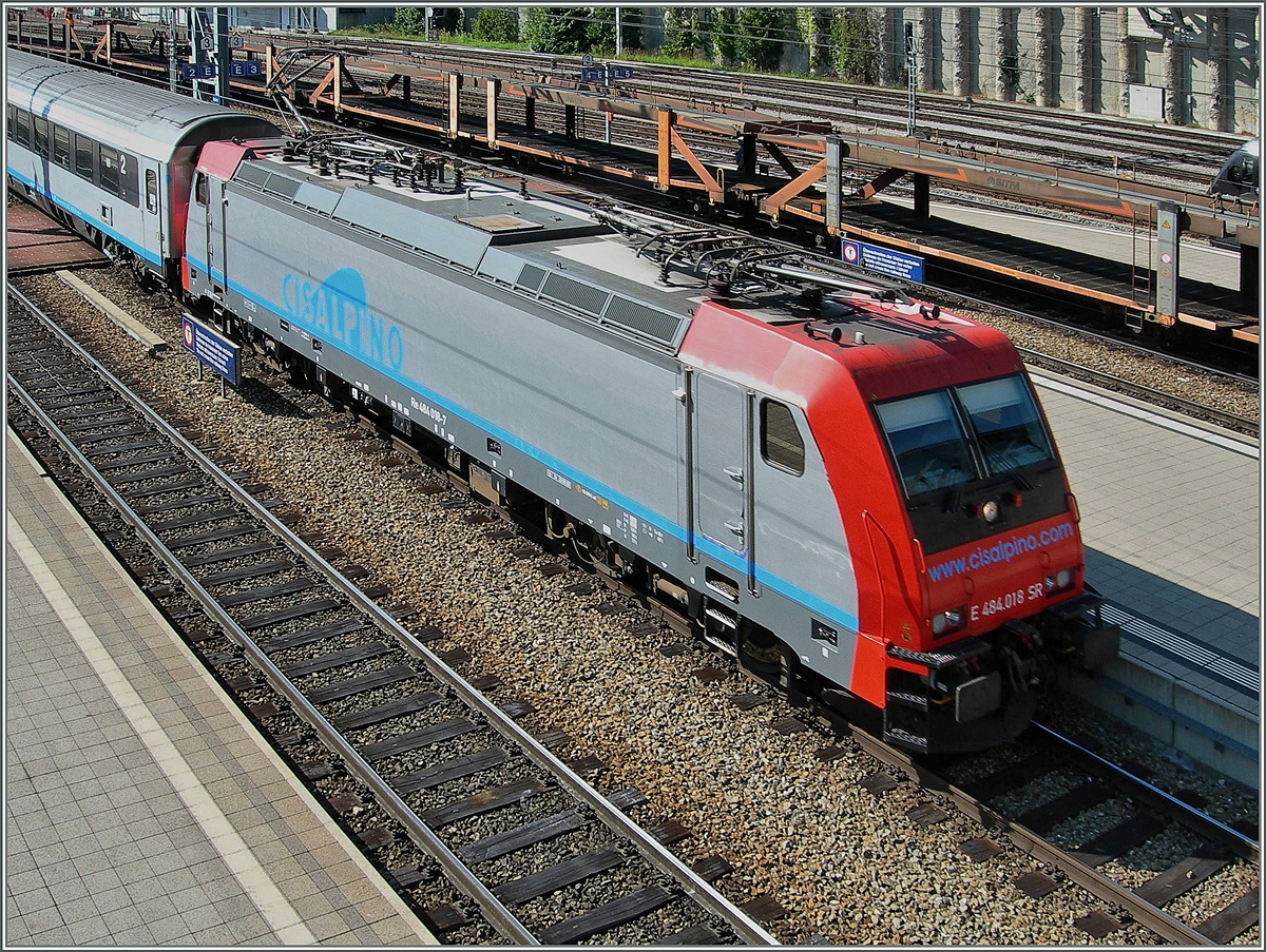 Die Re 484 018 mit eine CIS EC in Spiez.
11. Juli 2006