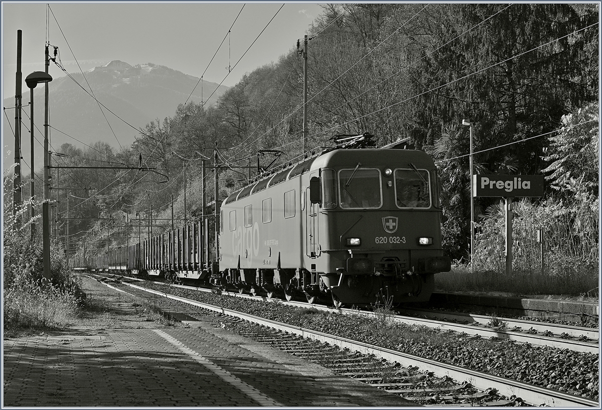 Die Re 620 032-3 mit einem Gterzug Richtung Norden bei der Durchfahrt in Preglia.
21. Nov. 2017