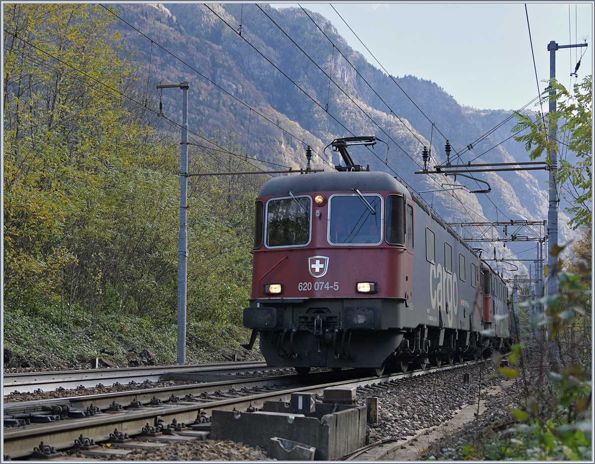 Die Re 620 074-5 und eine re 4/4 II fahren bei Varzo mit einem Gterzug Nordwrts.
27. Okt. 2017