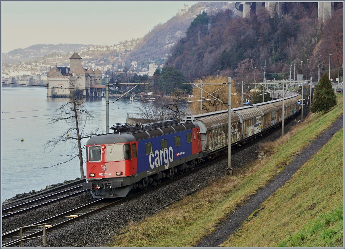 Die recht gepflegte SBB Cargo Re 620 013-3 bei ungnstigen Lichtverhtlnissen vor dem Hintergrund des Chteau de Chillon.
18. Jan. 2019