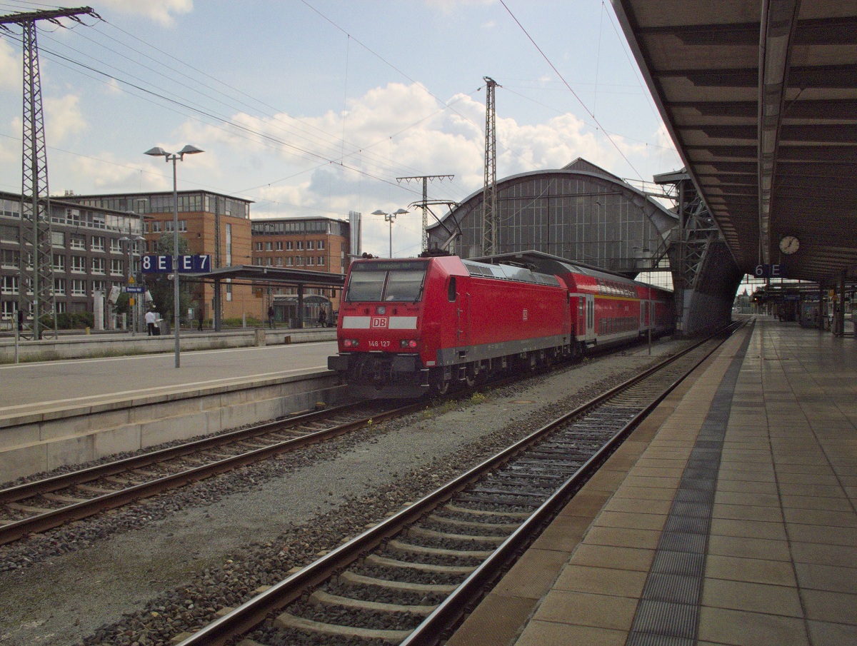 Die RegionalExpress-Züge der DB gehören zum Wettbewerbsnetz  Bremer-RE-Kreuz . Dieses trägt seinen Namen zurecht, denn die Linien Emden/Bremerhaven-Hannover/Osnabrück bilden geographisch gesehen ein Kreuz. Etwas unübersichtlich ist es zunächst aber doch, sich zwischen den vier im Zweistundentakt verkehrenden Linien zurecht zu finden, die auf allen Abschnitten jeweils einen Stundentakt bilden. 146 127 kam am 21.08.14 aus Richtung Bremerhaven in Bremen an und fuhr nach einigen Minuten Aufenthalt weiter in Richtung Hannover.