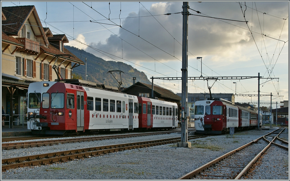 Die Regionalzge von Bulle und Palezieux kreuzen sich im Kopfbahnhof von Chatel St-Denis.
30. Okt. 2013