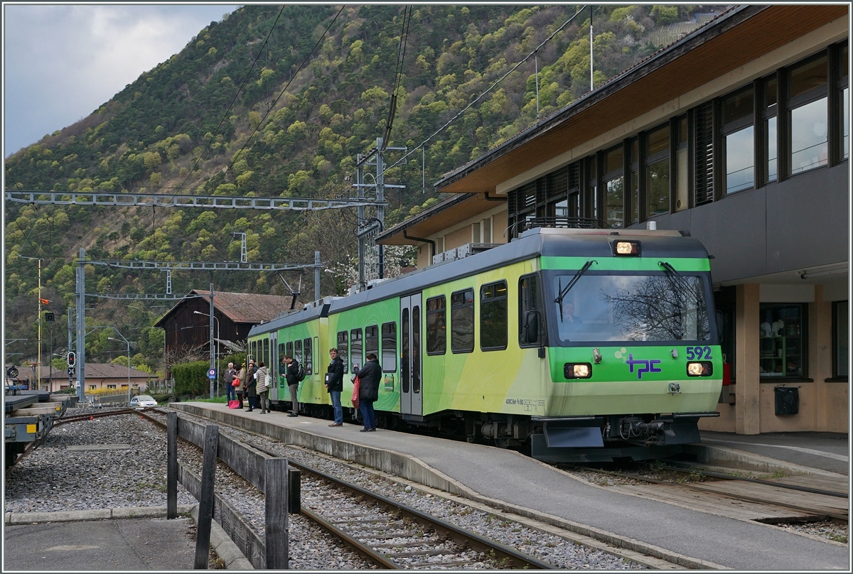 Die Reisenden und der AOMC Beh 4/8 592 warten in Ollon auf den (Gegen)-Zug nach Aigle.
7. April 2016