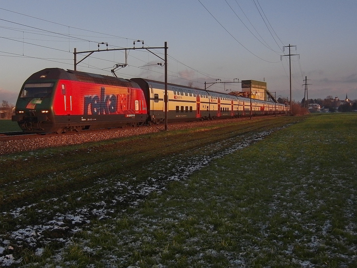 Die 'rekarail'-Werbelok Re 460 087-0 mit IC 832 hat am 30.11.2013 auf der Fahrt von Romanshorn nach Brig gerade den Ort Bürglen passiert.