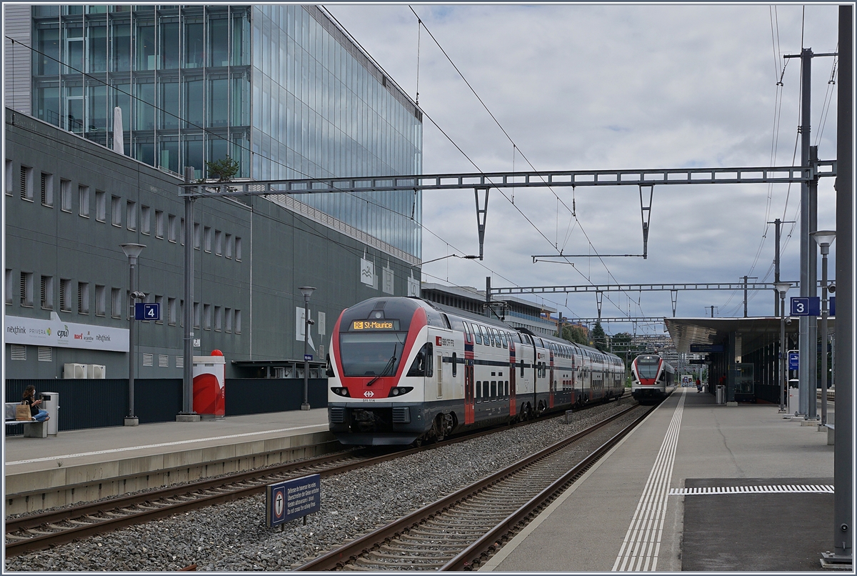 Die relativ neue Station Prilly-Malley verfügt über vier Bahnsteiggleise, doch in ihrer kurzen Zeit des Daseins waren wohl noch nie aller Bahnsteige gemeinsam in Betrieb und nun wird erneut umgebaut.

Im Bild ein SBB RABe 511 als RE von Annemasse nach St-Maurice und in der Gegenrichtung ein RABe 523 als S2 nach Vallorbe. 

l7. Juli 2020