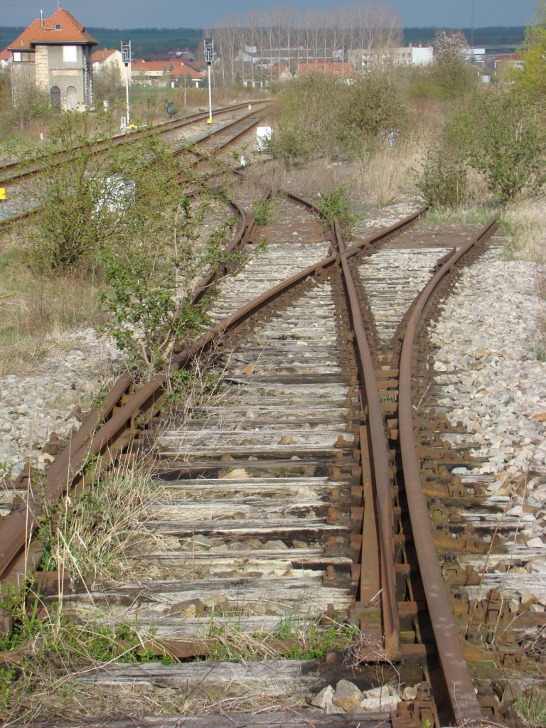 Die Reste vom Ablaufberg am Ostkopf vom Bf Laucha; 21.04.2008 (Foto: G�nther G�bel)