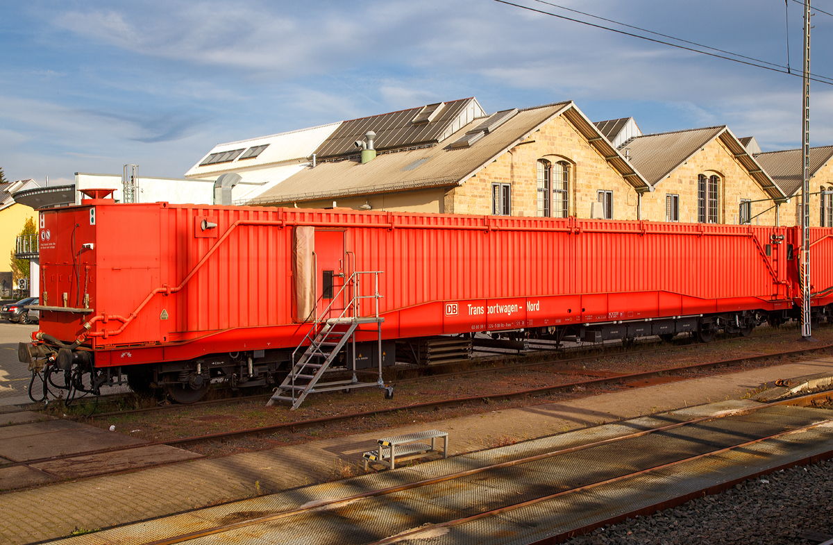 Die Rettungszüge (früher Tunnelrettungszug) bestehen neben den zwei Loks der Baureihe 714 (modifizierte V 100 bzw. Baureihe 212) aus jeweils zwei Transportwagen 380, einem Gerätewagen 381, einem Sanitätswagen 382 (beim Fuldaer Zug aus zwei Sanitätswagen) und einem Löschmittelwagen 383. 

Hier der Transportwagen - Nord 60 80 99 11 224-5 DB Rtz-Trans 380 vom Rettungszug Fulda am 05.10.2015 in Fulda. 

Bei diesen Wagen (dem Rtz Transportwagen 380) handelt es sich um einen Neubau der Firmen Talbot und Drägerwerk AG auf der Basis von vierachsigen Reisezugwagen. Jeder Rettungszug besitzt zwei Transportwagen (gekennzeichnet als Transportwagen I und Transportwagen II, bzw. beim Fuldaer Zug gekennzeichnet als Transportwagen – Süd und Transportwagen – Nord), die jeweils direkt hinter der Lok eingestellt sind. Sie haben eine Transportkapazität für bis zu 60 Einsatzkräfte. Die Wagen sind gasdicht und haben einen Führerstand mit Monitor zur Fernsteuerung der Lok in stark verqualmten Tunneln, die von außen unabhängiger Luftversorgung reicht für ca. 5 Stunden. Die wagen haben eine Wiederaufbereitungsanlage für Frischluft. Der Transportwagen ist mit dem nachfolgenden Sanitätswagen über eine gasdichte Schleuse direkt verbunden. Im Bedarfsfall kann diese Verbindung manuell aus dem Wageninnern getrennt werden, wenn der andere Zugteil seine Shuttle-Funktion ausübt. Darüber hinaus haben die Wagen eine autarke Energie- und Luftversorgung. 
    
    
Technische Daten: 
Spurweite: 1.435 mm
Anzahl der Achsen: 4 (in zwei Drehgestellen)
Länge über Puffer: 26.500 mm
Drehzapfenabstand: 19.000 mm
Achsstand im Drehgestell: 2.500 mm
Gewicht: 53 t / 60 t
Bremse: KE-GP-mz (D) P 55 t G 47 t
Zulässige Höchstgeschwindigkeit: 120 km/h

Quellen:
http://www.bahndienstwagen-online.de
sowie Eigene Beobachtungen und Recherchen
