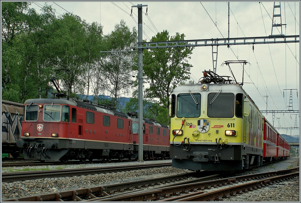 Die RhB Ge 4/4 II kann die Verwandschaft zur  grossen  Re 4/4 II nicht leugnen...
Felsberg, den 10. Mai 2010 