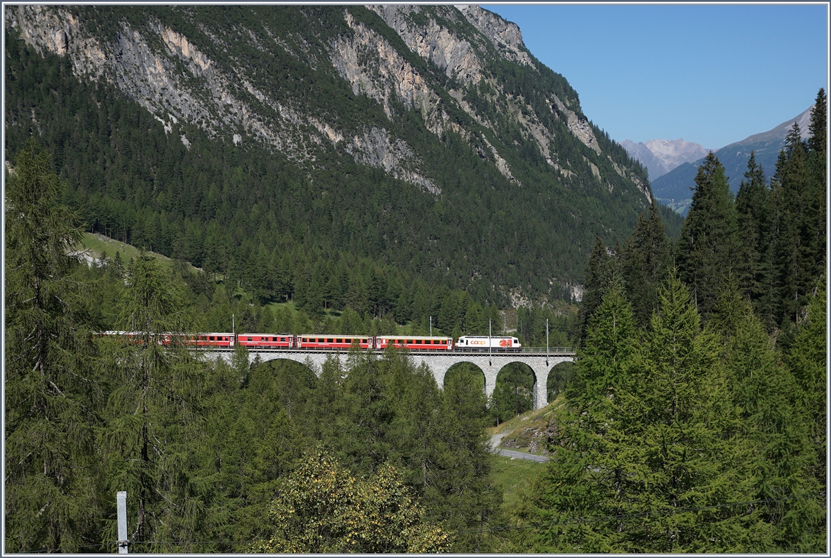 Die Rhb Ge 4/4 III 641 hat den Albula Vidukt IV und eine weiter, offene Kehre hinter sich gelassen und befährt nun den Alubula Viadukt III.
14. Sept. 2016