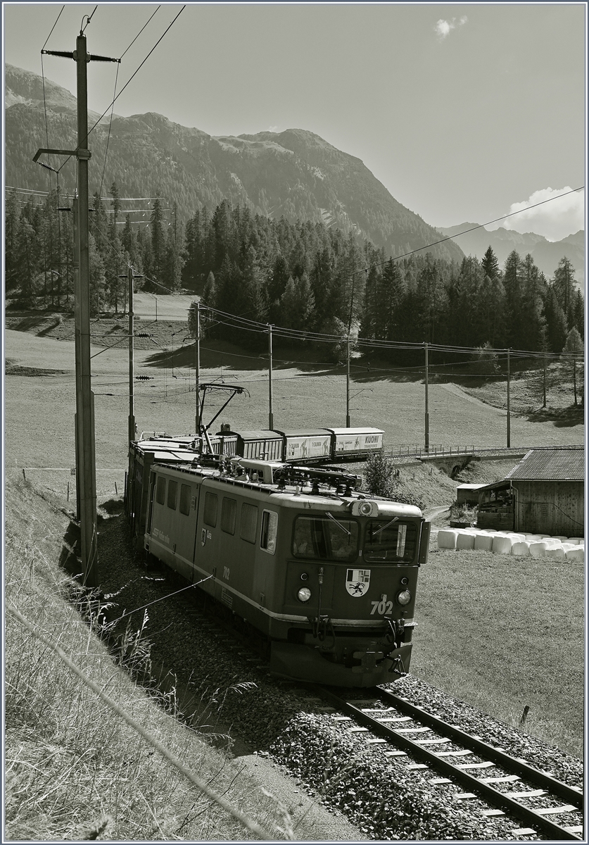 Die RhB Ge 6/6 702 erreicht mit ihrem Güterzug in Kürze Bergün / Bravuogn.
14. Sept. 2016