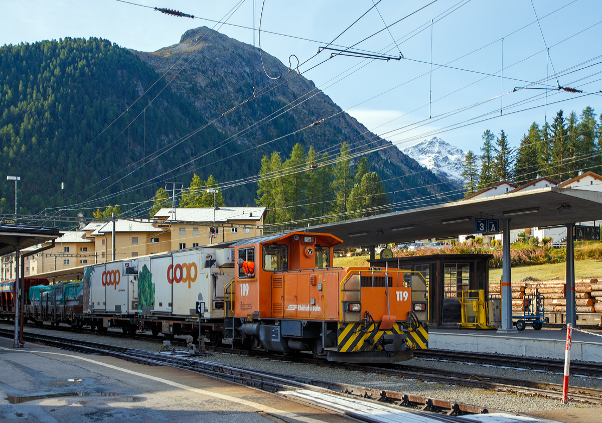 
Die RhB Tm 2/2 119 (eine Schöma CFL 250 DA ) stellt am 13.09.2017 im Bf. Pontresina einen Güterzug zusammen.