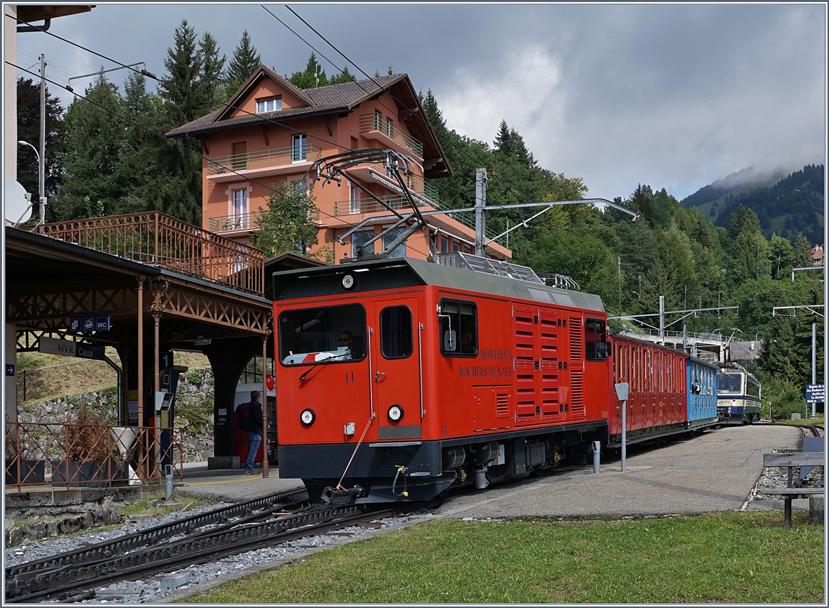 Die Rochers de Naye Hem 2/2 N° 11 verlässt mit ihrem Belle Epoque Zug Caux Richtung Montreux.
3. Sept. 2017