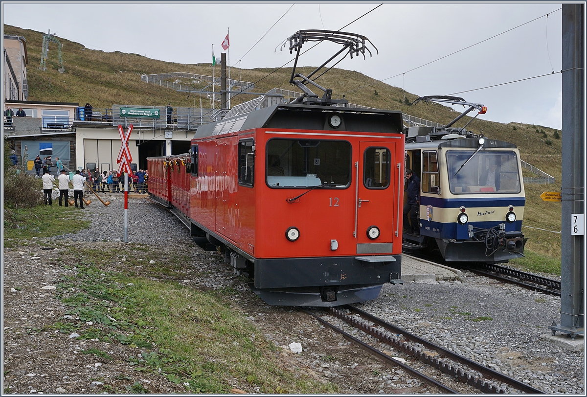 Die Rochers de Naye Hem 2/2 12 mit ihrem Jubiläums Belle Epoque Zug auf der Gipfelstation.
16. SEpt. 2017