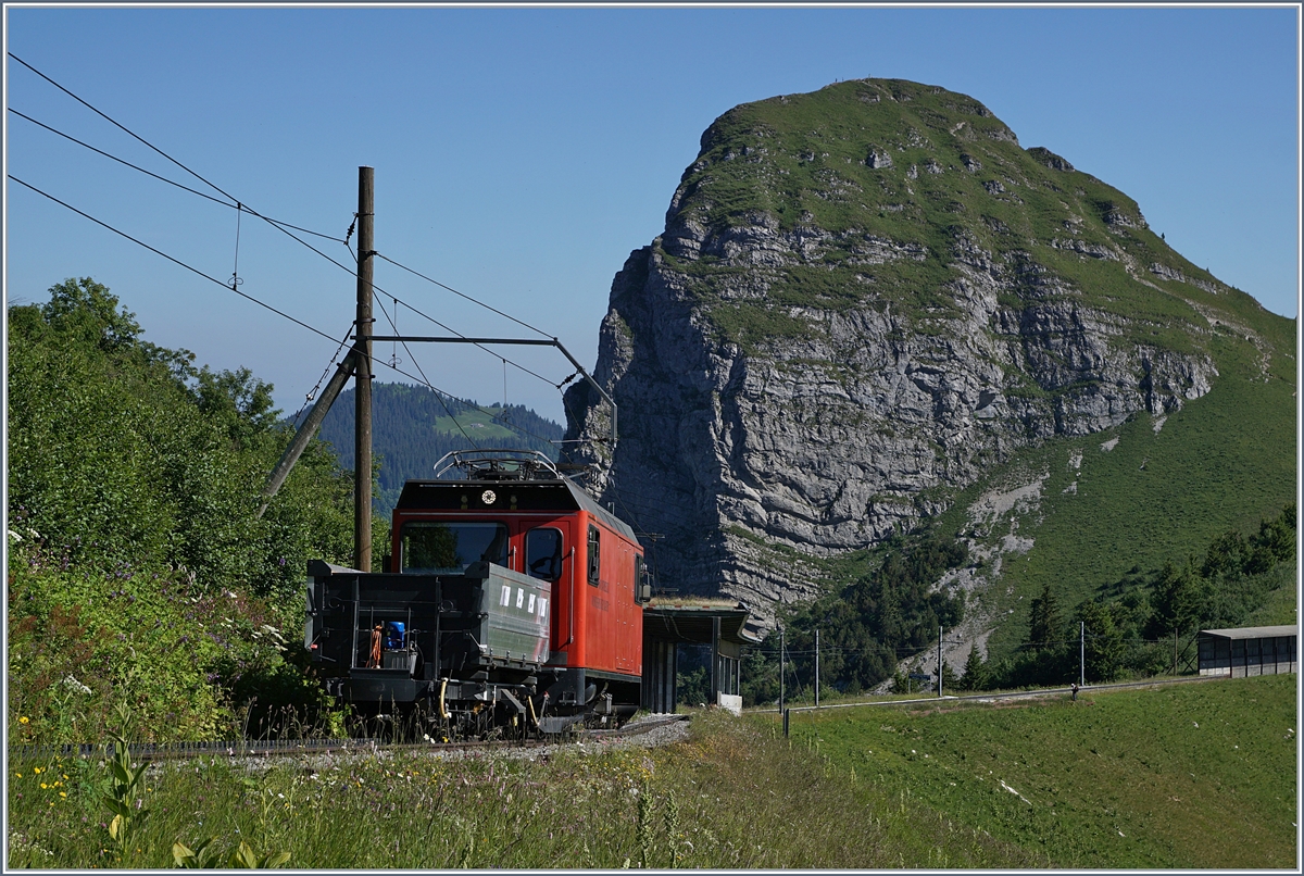 Die Rochers de Naye Hem 2/2 12 mit einem  Gepäck-Extrazug  für den Rochers de Naye Lauf oberhalb von Jaman. Im Hintergrund der Dent de Jaman. 
1. Juli 2018