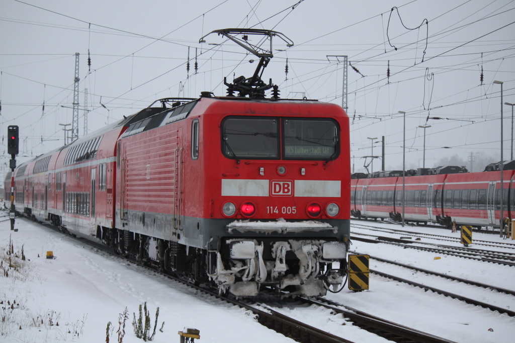 Die Rostocker 114 005 drckte am 30.12.2014 ihren RE-Park im Rostocker Hbf Richtung BW.