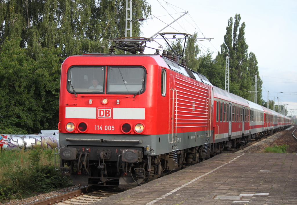 Die Rostocker 114 005 mit dem Pommes Rot-Wei Express 13290 von Warnemnde nach Berlin-Zoo bei der Durchfahrt am 01.08.2015 im Haltepunkt Rostock-Holbeinplatz.