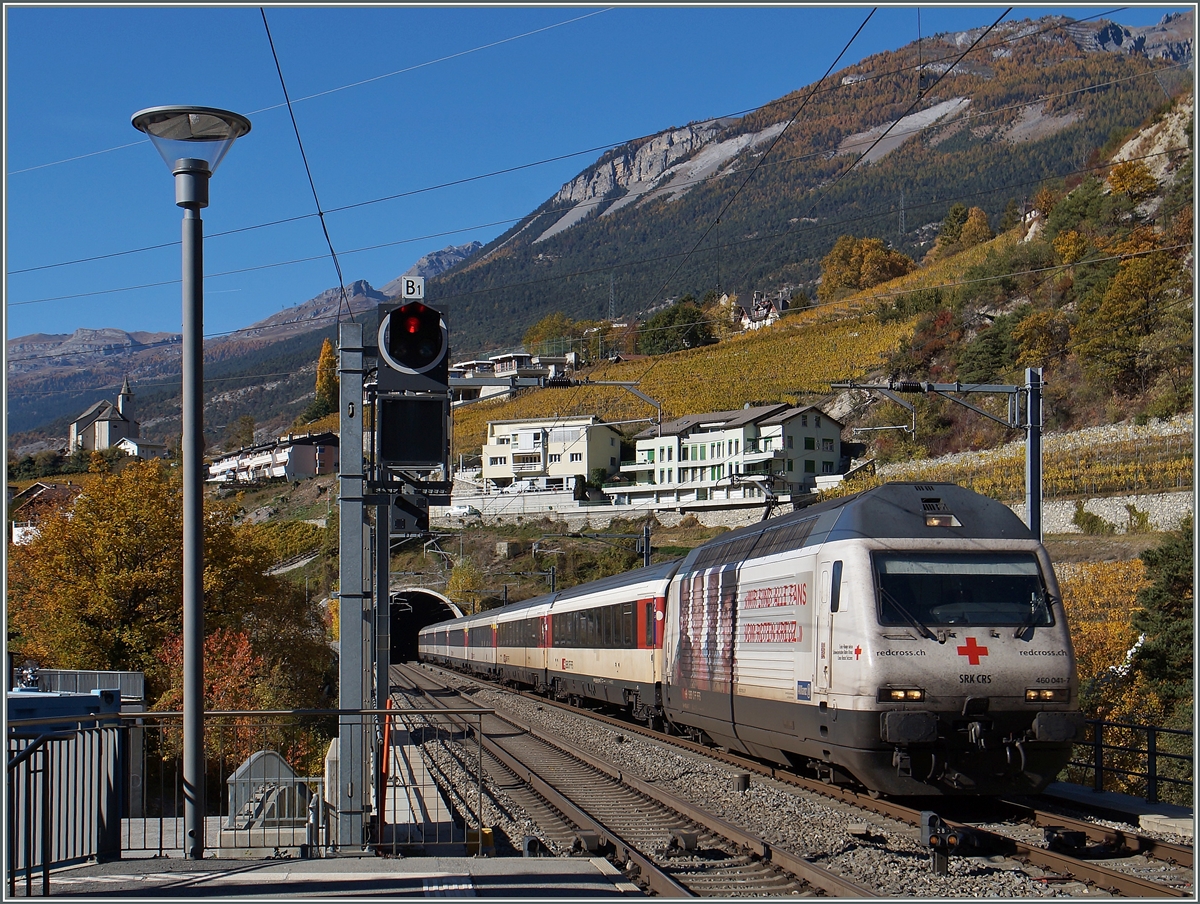 Die  Rote Kreuz  Re 460 mit einem IR nach Brig erreicht Leuk. 
26. Okt. 2015