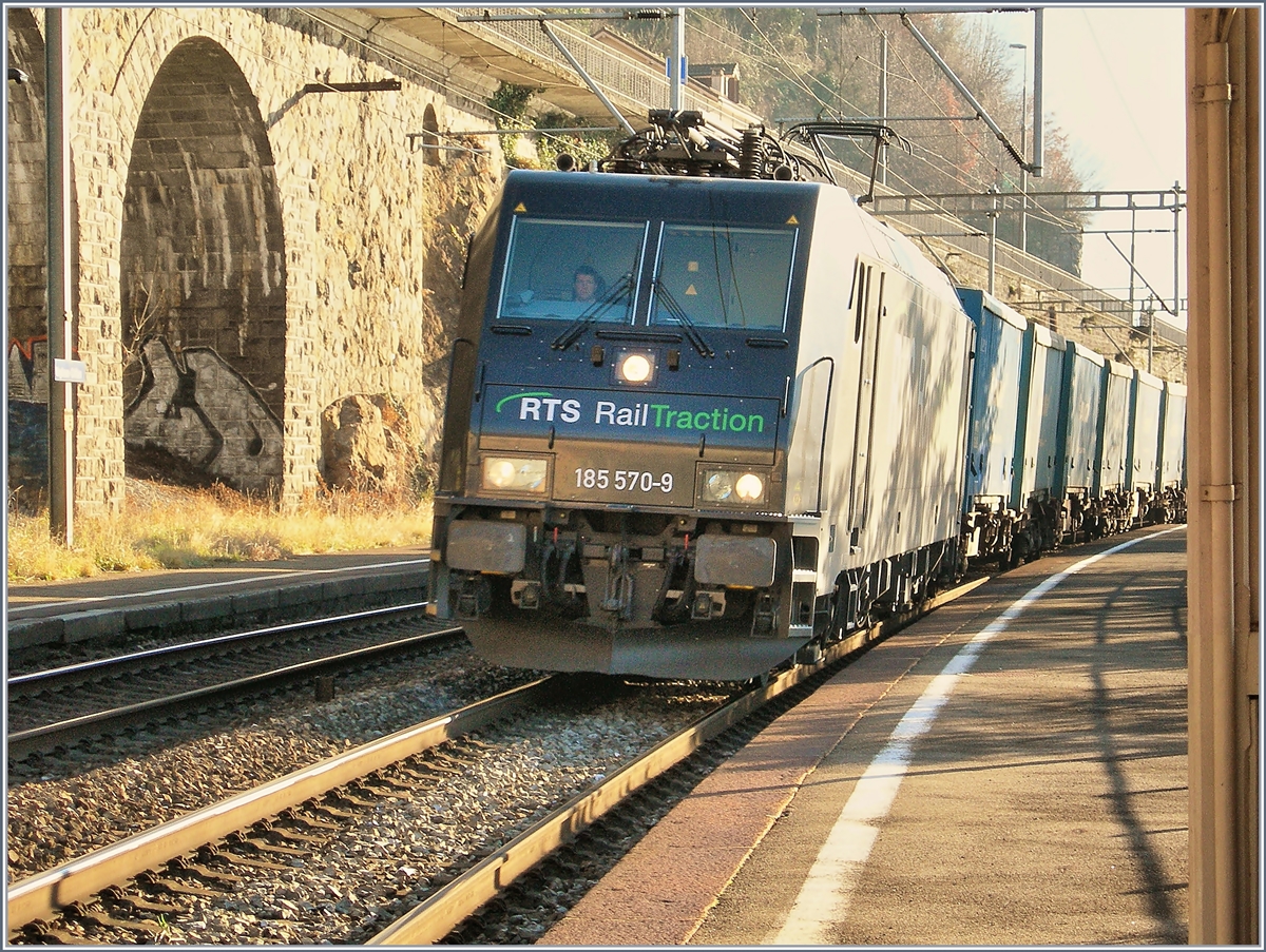 Die RTS Re 185 570-9 bei Veytaux.
11. Jan. 2008