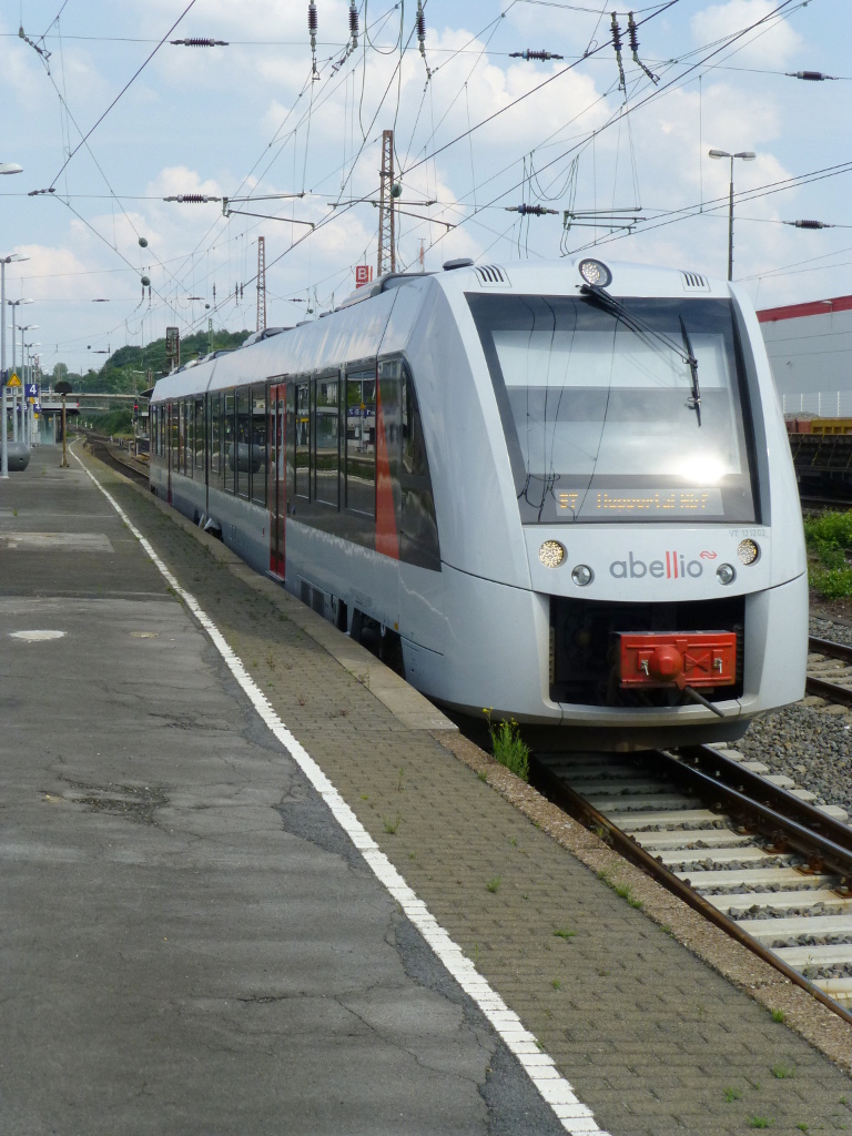 Die S 7 pendelte im Sommer '14 zeitweilig nur zwischen Wuppertal Hbf und W-Oberbarmen sowie in Solingen zwischen dem neuen und dem alten Hauptbahnhof. Das fhrt zu kurzen Fahrzeiten, geringer Auslastung und Wendezeiten von fast 20 Minuten und einer quasi stndigen Belegung von Gleis 4 in Oberbarmen. Hier fhrt VT 121202 geade aus und macht damit dem wenige Minuten spter ankommenden Gegenzug dan Bahnsteig frei.