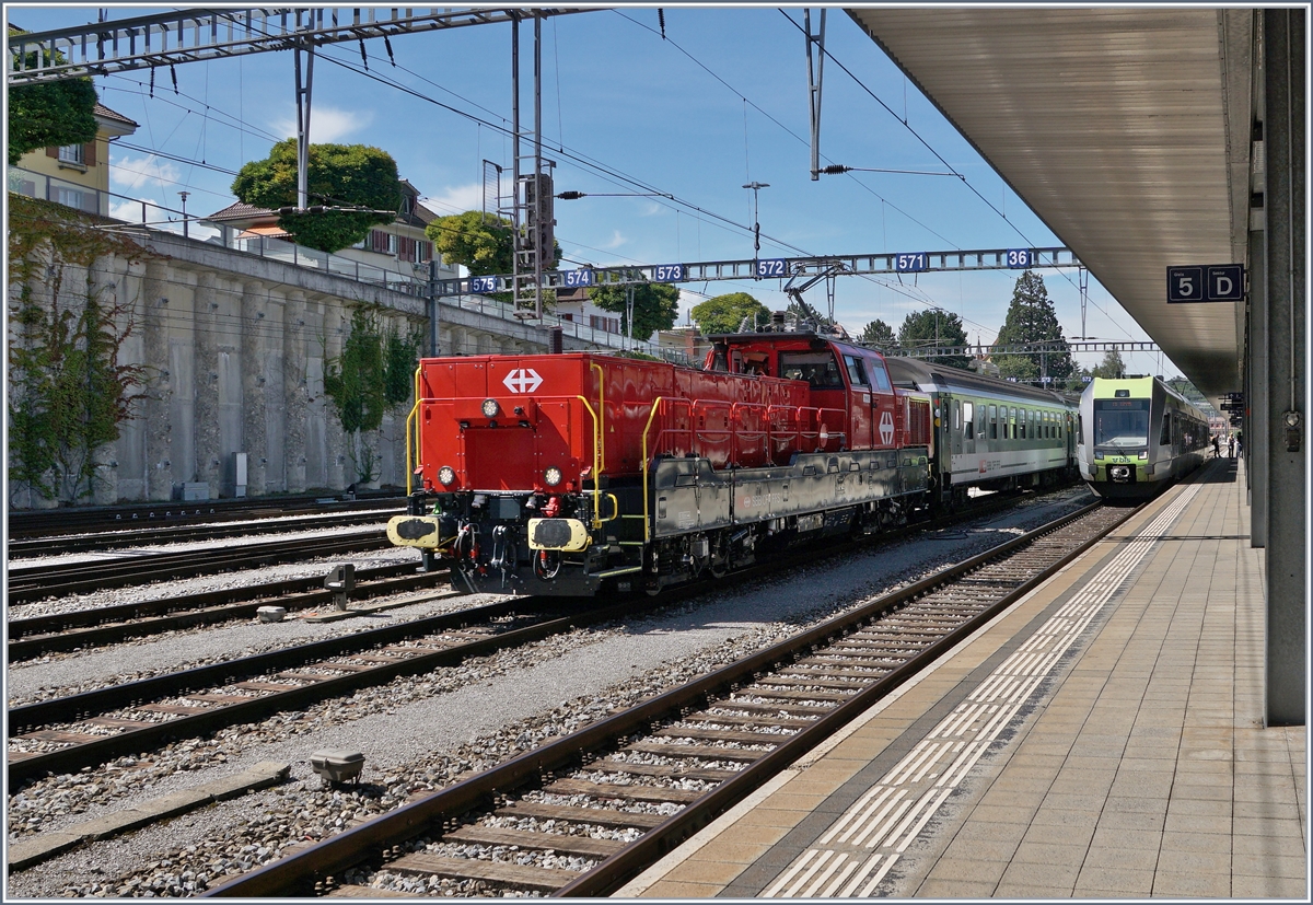 Die SBB Aem 940 007-8 (Aem 91 85 4 940 007-8 CH-SBBI) verlsst mit ihrem Testzug den Bahnhof von Spiez in Richtung Interlaken. 

19. August 2020