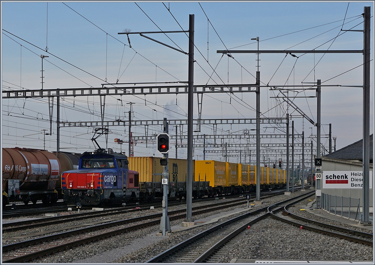 Die SBB Cargo Eem 923 028-5 fährt mit Postwagen als Rangier- oder Zugsfahrt durch den Bahnhof von Oensingen.

10. August 2020