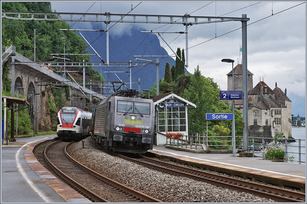 Die von SBB Cargo gemietete MRCE 189 094  Sierre  (UIC 91 80 6 189 994-7 D-Dispo Class VE)mit ihrem Novelis Werbung ist mit ihrem Zug nach Göttingen vor gut einer Stunde in Sierre weggefahren und hat nun beim Château de Chillon den Genfersee erreicht. 
13. Juni 2018 