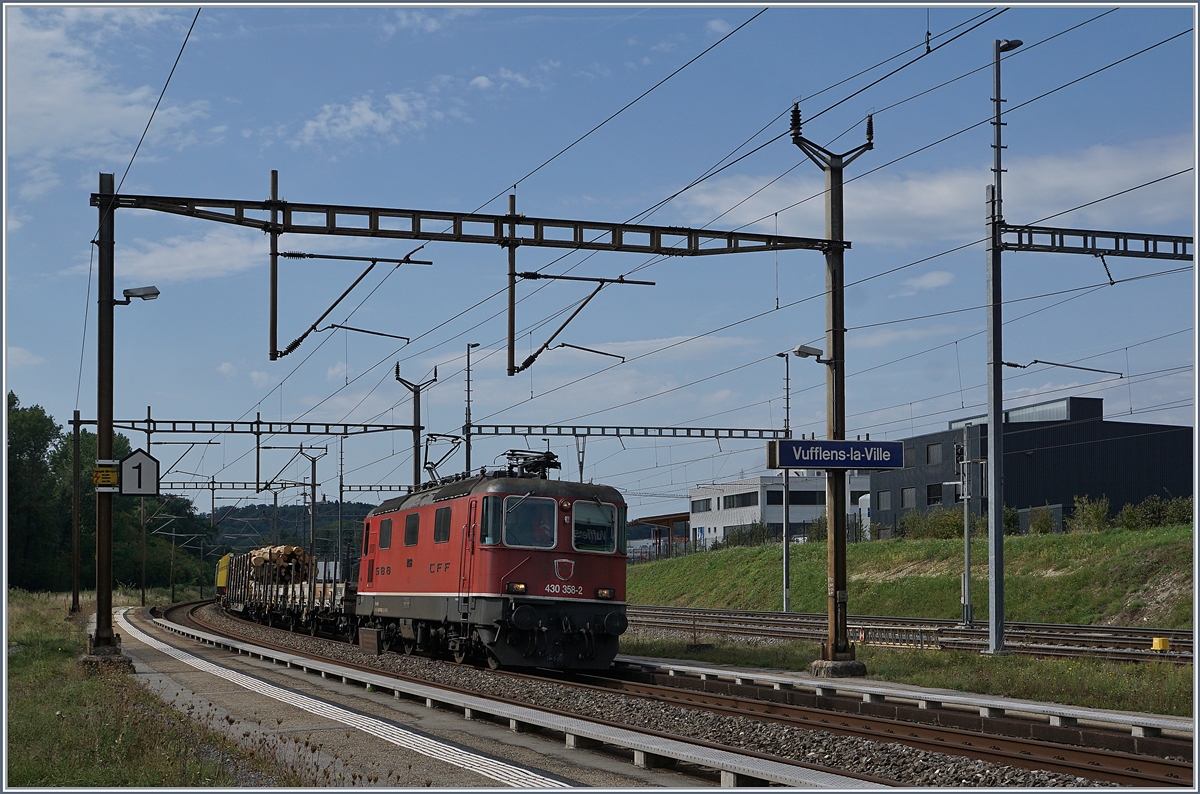 Die SBB Cargo Re 430 358-2 mit einem Güterzug in Vufflens la Ville.
29. Augst 2018