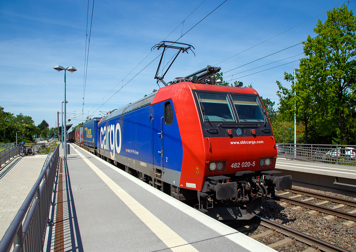 
Die SBB Cargo Re 482 020-5 (91 85 4482 020-5 CH-SBBC) fährt am 01.06.2019 mit einem KLV-Zug durch den Bahnhof Bonn UN Campus (in Bonn-Gronau) in Richtung Süden.

Die TRAXX F140 AC1 wurde 2003 von Bombardier in Kassel unter der Fabriknummer 33575 gebaut und hat die Zulassungen für Deutschland und die Schweiz. Daher hat sie auch vier Stromabnehmer (je zwei 1.950 mm breit für Deutschland und zwei 1.450 mm breit für die Schweiz).