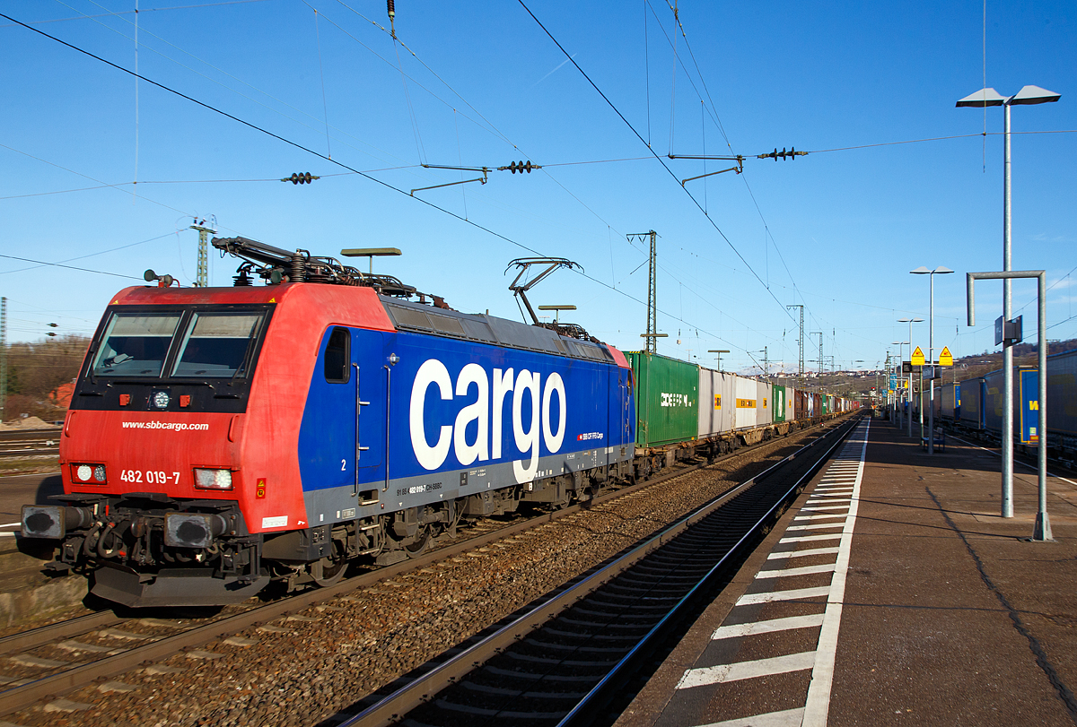 Die SBB Cargo Re 482 019-7 (91 85 4482 019-7 CH-SBBC) zieht am 29.12.2017 einen langen Containerzug durch den Bf Weil am Rhein in Richtung Schweiz. 

Die TRAXX F140 AC1 wurde 2003 von Bombardier in Kassel unter der Fabriknummer   33572 gebaut.