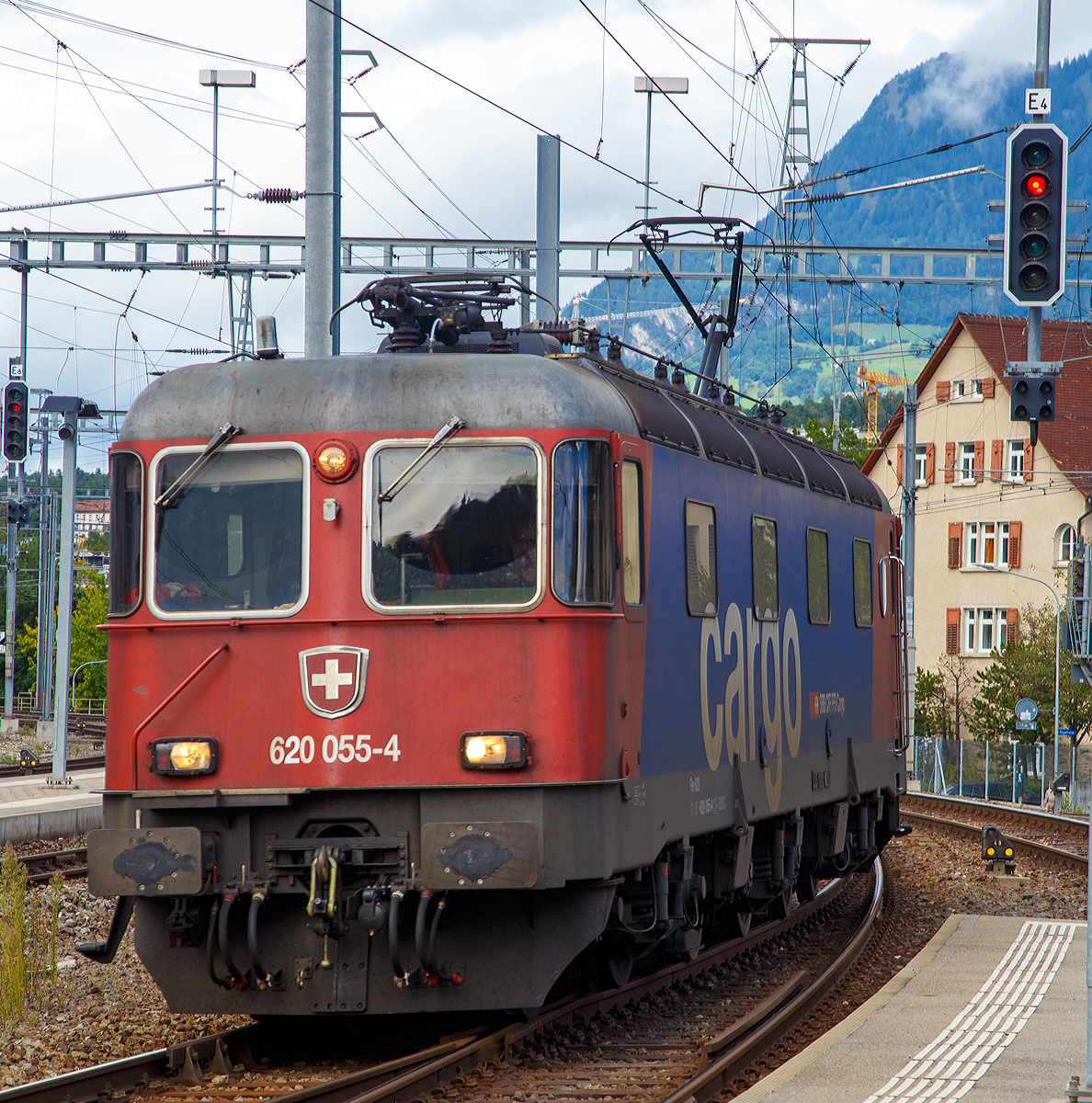 Die SBB Cargo Re 620 055-4  Cossonay  (91 85 4620 044-4 CH-SBBC), ex SBB Re 6/6 11655  Cossonay  erreicht am 12.09.2017 den Bahnhof Chur.

Die Re 6/6, nach neuem Bezeichnungsschema Re 620, sind sechsachsige  (Achsformel Bo’Bo’Bo’), elektrische Lokomotiven der Schweizerischen Bundesbahnen (SBB), die als Ersatz für die Ae 6/6 im schweren Dienst am Gotthard angeschafft wurden.

Aus den Anforderungen an die Baureihe ergab sich für die Traktion die Notwendigkeit von sechs Triebachsen. Um dennoch gute Kurvenlaufeigenschaften mit niedrigem Verschleiß zu erreichen, wurden im Gegensatz zur Ae 6/6 drei zweiachsige Drehgestelle eingebaut, wobei sich das mittlere stark seitlich bewegen kann. Für einen besseren Kurveneinlauf der nachlaufenden zwei Drehgestelle wurden zusätzlich zwischen den drei Drehgestellen elastische Querkupplungen angeordnet.

Das Design ist der Form der Re 4/4II angelehnt, ebenso die Bedienung und die herkömmliche Trafotechnik, welche bei der Re 6/6 zuletzt eingesetzt wurde. Bei der Re 6/6 sind allerdings zwei Transformatoren (Leistungstransformator und Regeltransformator) vorhanden, die sich im Lokomotivkasten zwischen den Drehgestellen befinden.

Die zwar ähnliche Frontpartie weist gegenüber der Re 4/4II/III ein höheres Dach auf. Wie bei den Re 4/4II/III, erhalten auch alle Re 6/6 nach und nach klimatisierte Führerstände.

Die Re 6/6 – ursprünglich den Gotthardlokomotiven zugeordnet – verfügen über Vielfachsteuerung zusammen mit Re 4/4II, Re 4/4III, Re 4/4IV und RBe 4/4. Im Personenverkehr zogen sie schwere Reisezüge über den Gotthard (als Alternative zu einer Doppeltraktion zweier Re 4/4II). Im Güterverkehr werden sie landesweit für schwere Güterzüge eingesetzt, sehr oft auch in Vielfachsteuerung mit einer Re 4/4II oder Re 4/4III. Ein solches Tandem, oft auch kurz als  Re 10/10  bezeichnet (aufgrund der 10 angetriebenen Achsen), ist in der Lage, die erhöhte Zughakenlast von 1.400 Tonnen über die 26 Promille Steigung der Gotthardstrecke zu befördern. 

TECHNISCHE DATEN (Serie):
Gebaute Stückzahl:  4 Prototypen und 85 Serienmaschinen
Hersteller:  SLM, BBC, SAAS
Baujahre:  1972 (Prototypen), 1975–1980 (Serie)
Spurweite:  1.435 mm (Normalspur)
Achsfolge:  Bo'Bo'Bo'
Länge über Puffer: 19.310 mm
Drehzapfenabstände: 5.700 / 5.700 mm
Achsabstand in den Drehgestellen: 2.900 mm
Treibraddurchmesser:  1.260 mm (neu)
Höhe: 3.932 mm
Breite: 2.950 mm
Dienstgewicht: 120 t
Anzahl der Fahrmotoren: 6
Stundenleistung an der Welle: 6 x 1.338 kW = 8.028 kW
Stundenleistung am Rad: 7.802 KW
Dauerleistung am Rad: 7.244 kW
Höchstgeschwindigkeit: 140 km/h
Getriebeübersetzung: 1: 2,636
Anfahrzugkraft: 395 kN
Stundenzugkraft: 267 kN
Dauerzugkraft: 235 kN
Elektrische Bremse: Nutzstrom
Stromsystem: 15 kV, 16,7 Hz ~

